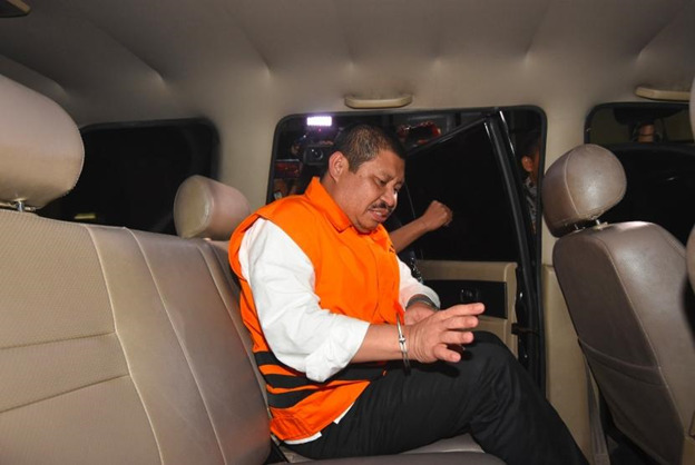 Ket, foto: Amril Mukminin saat digiring mengenakan rompi tahanan usai menjalani pemeriksaan di gedung KPK, Jakarta, Kamis (06/02/2020)